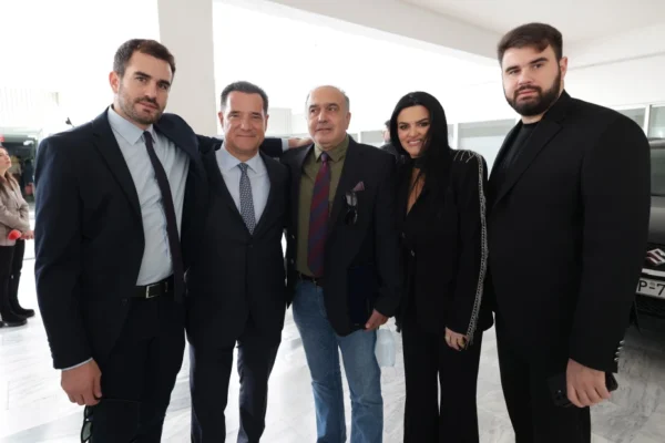 Ομάδα ατόμων παρευρίσκεται στα εγκαίνια του νέου ρομποτικού μηχανήματος στο Κωνσταντοπούλειο Γ. Ν. «Αγία Όλγα».