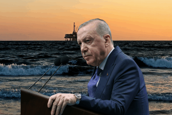 Ο Ρετζέπ Ταγίπ Ερντογάν μπροστά από εξέδρα άντλησης πετρελαίου στη θάλασσα, με ανάλυση για το στρατηγικό δίλημμα της Άγκυρας.