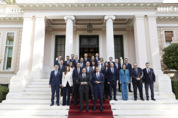 Ομάδες από την Ελλάδα και την Κύπρο ποζάρουν στο πλαίσιο της 3ης Διακυβερνητικής Συνόδου.