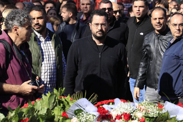 Ο Ανδρέας Σπυρόπουλος με άνδρες γύρω του σε εκδήλωση για μια Ελλάδα με προοπτική και καλύτερη ποιότητα ζωής.