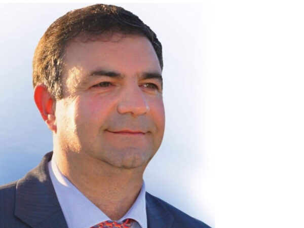 Ο δήμαρχος του Ληξουριού, κ. Κατσιβέλης, με κοστούμι και γραβάτα, σε πορτρέτο.