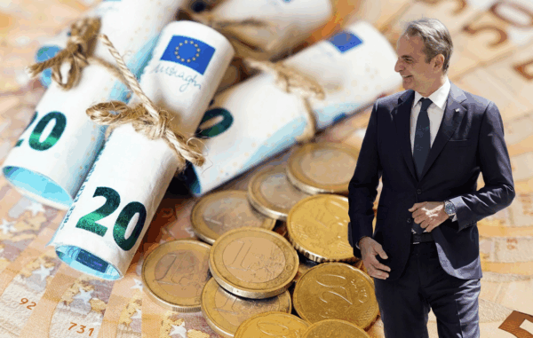 Ο Κυριάκος Μητσοτάκης με χαρτονομίσματα και κέρματα ευρώ, αναφερόμενος στις παροχές που παρουσιάζονται στο «ΠΑΡΟΝ».