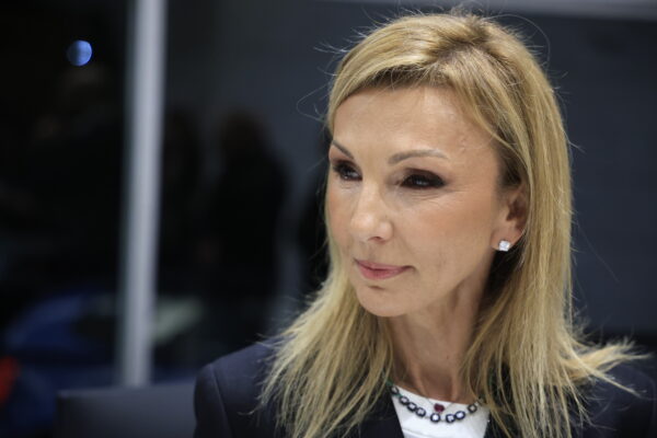 Η Ελένη Μενεγάκη με κομψό στυλ, απολαμβάνει τη βραδιά της με τους εφοπλιστές.