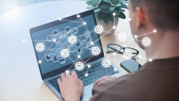 Οθόνη laptop με γραφικά που απεικονίζουν την Κοινωνία της Πληροφορίας και ψηφιακές αναθέσεις.