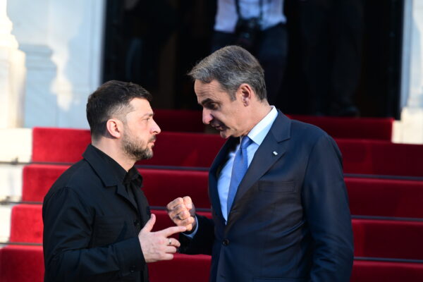 Ο Βολοντίμιρ Ζελένσκι και ο Κυριάκος Μητσοτάκης συζητούν σε επίσημη συνάντηση, στο πλαίσιο του "Δούναι και λαβείν".