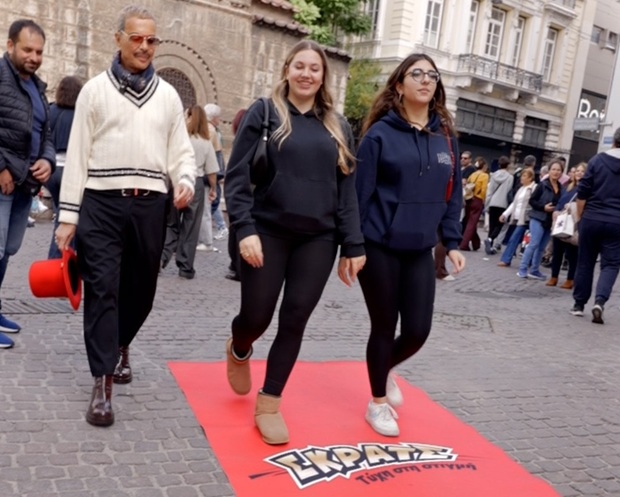 Red Carpet Alert: Ο Λάκης Γαβαλάς στρώνει το «Κόκκινο Χαλί» του στην Ερμού και κάνει τους περαστικούς star – Λάμψη στη …στιγμή powered by ΣΚΡΑΤΣ