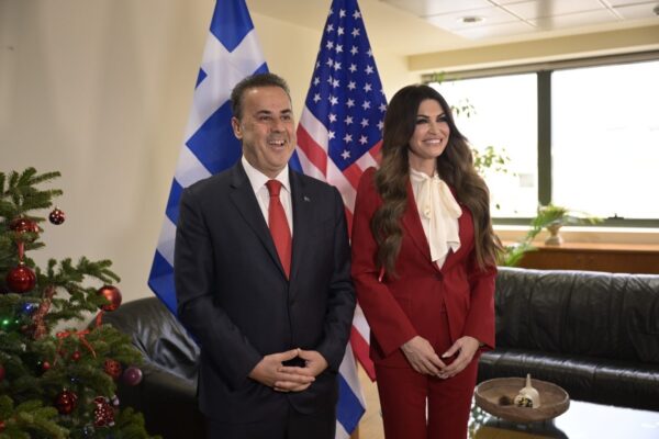 Ο ΥΠΕΝ Σταύρος Παπασταύρου και η Πρέσβης των ΗΠΑ Κίμπερλι Γκίλφοϊλ σε συνάντηση στο Υπουργείο Περιβάλλοντος και Ενέργειας.