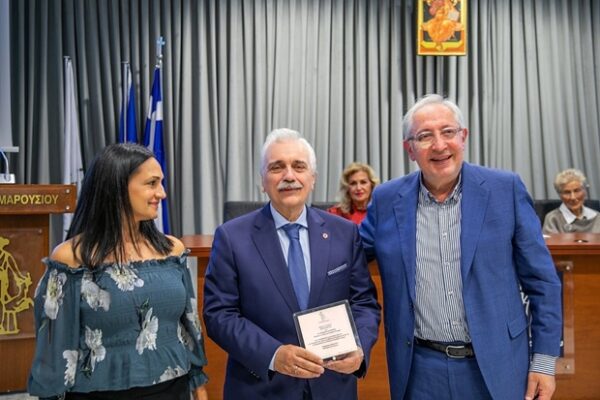 Ο Πρόεδρος του Ελληνικού Ερυθρού Σταυρού, Dr. Αντώνιος Αυγερινός, τιμάται στην εκδήλωση του Δήμου Αμαρουσίου για τον εθελοντισμό.