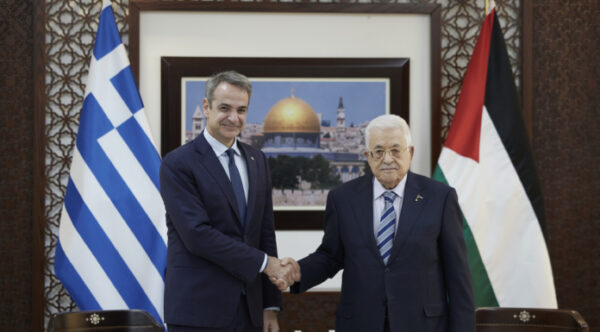 Ο Κυρ. Μητσοτάκης συναντά τον Mahmoud Abbas, με τις σημαίες Ελλάδας και Παλαιστίνης, υποστηρίζοντας τη λύση των δύο κρατών.