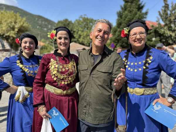Ο παρουσιαστής του «Κυριακή στο Χωριό» με γυναίκες ντυμένες με παραδοσιακές στολές στο Παλαιοχώρι Παγγαίου.