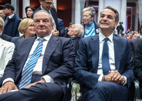 Ο Κυριάκος Μητσοτάκης και ο Κώστας Καραμανλής δύο ξένοι στην ίδια παράταξη, σύμφωνα με το «Π».
