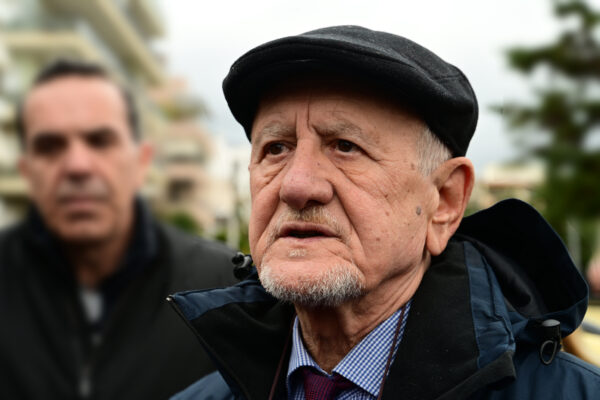 Ο πρόεδρος του ΣΑΤΑ με καπέλο και γιλέκο μιλάει για την κυβέρνηση Μητσοτάκη.