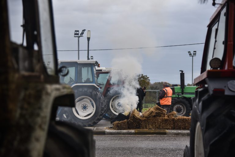 Δυναμώνουν τα μπλόκα: Διαμαρτυρίες στο γραφείο του Τσιάρα στην Καρδίτσα και στα γραφεία του ΕΛΓΑ στην Κοζάνη – Έκλεισε ο Πρoμαχώνας