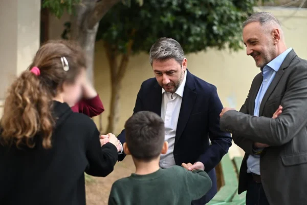 Ο Νίκος Ανδρουλάκης συνομιλεί με παιδιά, τονίζοντας τη σημασία της ειδικής αγωγής και των δικαιωμάτων στη μάθηση.