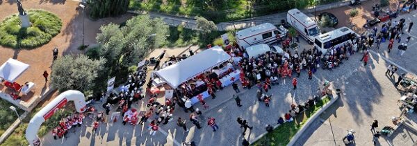 Ο Ελληνικός Ερυθρός Σταυρός και η Coca-Cola προσέφεραν εορταστικά γεύματα σε άστεγους συμπολίτες μας σε εκδήλωση με πολλούς εθελοντές.
