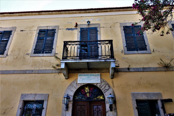 Το κτίριο του Ιακωβατείου Μουσείου με το χαρακτηριστικό μπαλκόνι και την πινακίδα του.