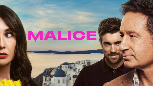 Η σειρά «Malice» της Amazon Prime Video προβάλλει την Πάρο με τους πρωταγωνιστές της σε φόντο του νησιού.