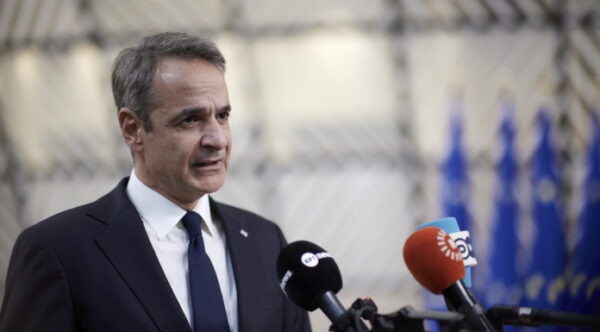 Ο Κυριάκος Μητσοτάκης στο ναυπηγείο της Λοριάν, όπου θα υψωθεί η ελληνική σημαία στην πρώτη Belharra.