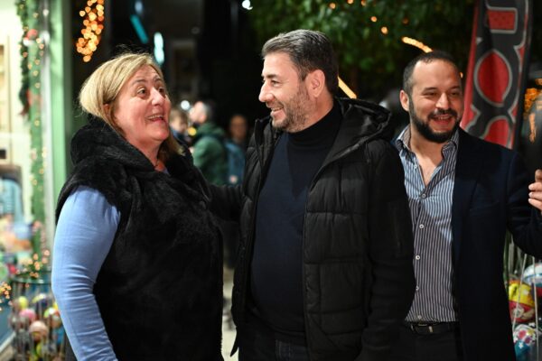 Ο Νίκος Ανδρουλάκης συνομιλεί με πολίτες, τονίζοντας την ανάγκη για κοινωνικό κράτος και ποιοτική δημοκρατία.