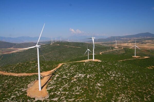 Αιολικά πάρκα του Ομίλου ΔΕΗ σε λοφώδη περιοχή, που συμβάλλουν στη βιώσιμη ανάπτυξη και την ενίσχυση της διαφάνειας.