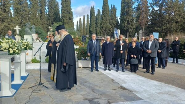 Ο Δήμος Πειραιά τίμησε τη μνήμη των θυμάτων του βομβαρδισμού της πόλης με επιμνημόσυνη δέηση στο νεκροταφείο.