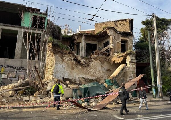 Το κτήριο που κατέρρευσε στην Καστέλλα Πειραιά μετά την κακοκαιρία, με την παρέμβαση του Δήμου.