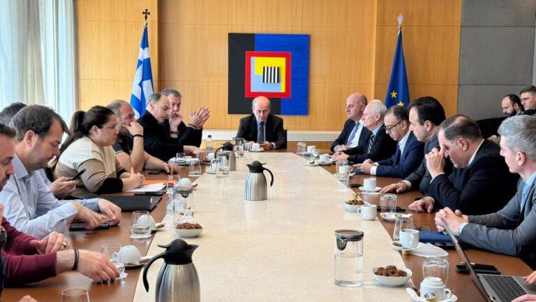 Λύσεις για ΑΤΑΚ και ΚΑΕΚ: Τα αποτελέσματα της συνάντησης Κυβέρνησης – Αγροτών