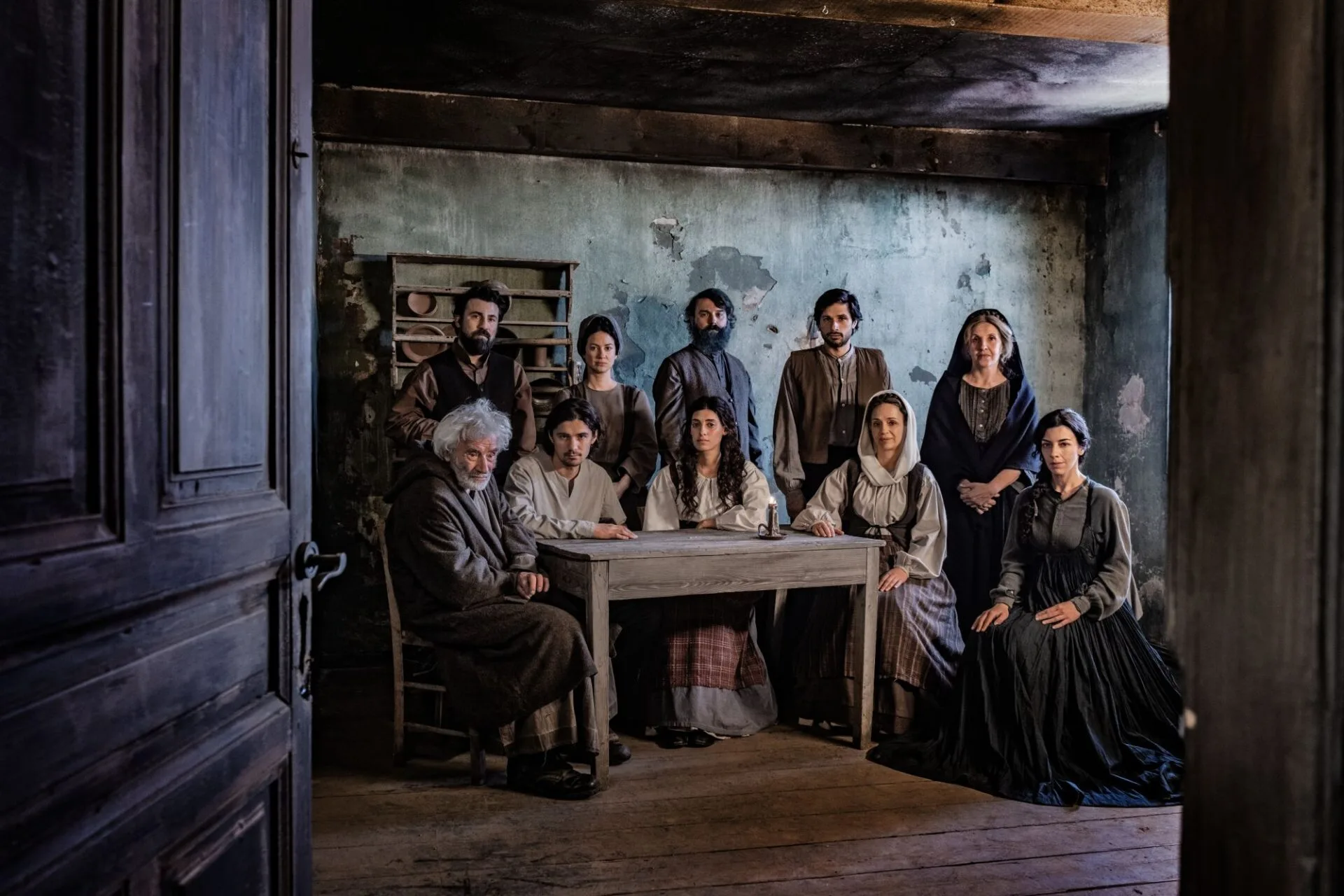 Με επιδότηση «Οι Αθώοι» του Mega και το «Πόρτο Λεόνε» του Alpha