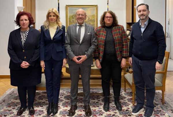 Η Έλενα Ράπτη και ο Δημήτρης Βαρτζόπουλος σε συνάντηση εργασίας για καμπάνια ενημέρωσης νέων.