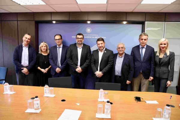 Ο Νίκος Χαρδαλιάς με συνεργάτες του σε συνάντηση για την ενεργειακή αναβάθμιση σχολικών μονάδων στο Κορωπί.