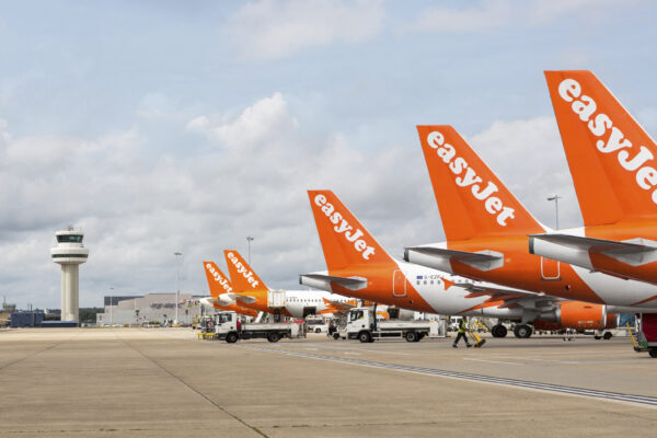 Πολλά αεροσκάφη της easyJet βρίσκονται στο αεροδρόμιο, έτοιμα για τις προσφορές Big Orange Sale.
