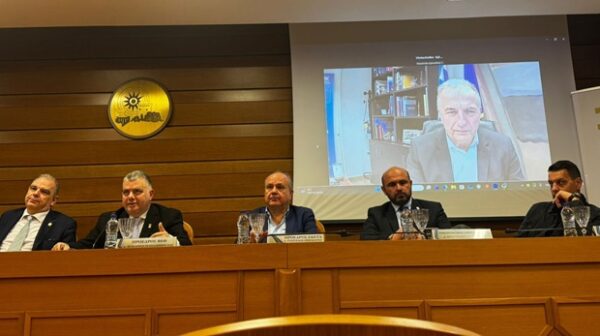 Σταύρος Καλαφάτης και συνεργάτες συζητούν για καινοτομία και νέες τεχνολογίες στις μικρομεσαίες επιχειρήσεις της Θεσσαλονίκης.