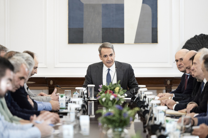 Μητσοτάκης στη συνάντηση με τους αγρότες: Τις εξελίξεις τις διαμορφώνουν οι παρόντες, όχι απόντες – Αυτήν την ώρα η συνάντηση