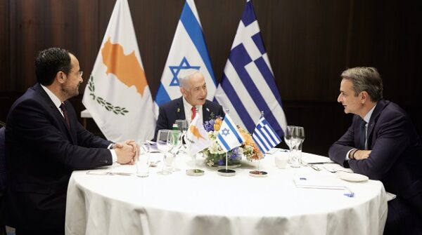 Ο Μπέντζαμιν Νετανιάχου, ο Κυριάκος Μητσοτάκης και ο υπουργός Εξωτερικών του Ισραήλ συζητούν την προσέγγιση Ελλάδας – Κύπρου – Ισραήλ.