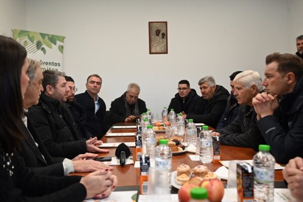 Ο Νίκος Ανδρουλάκης συζητά με συνεργάτες του για τις επιπτώσεις της συμφωνίας Mercosur στην εγχώρια οικονομία και παραγωγή.