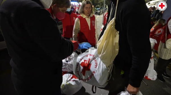 Εθελοντές του Ελληνικού Ερυθρού Σταυρού προσφέρουν υποστήριξη σε αστέγους με εορταστική δράση στην Αθήνα.