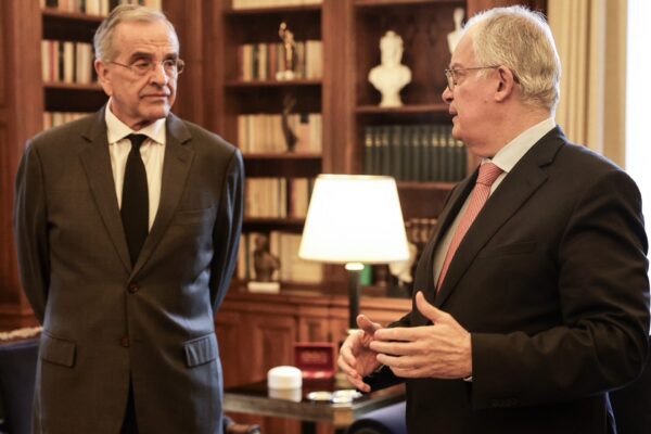 Ο Αντώνης Σαμαράς συζητά για εθνικά θέματα και οικονομία μετά από συνάντηση με τον Κ. Τασούλα.