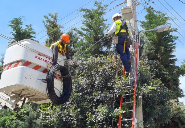 Τεχνικοί εργάζονται για την εγκατάσταση οπτικής ίνας FTTH της ΔΕΗ Fiber σε νέες περιοχές της Ελλάδας.