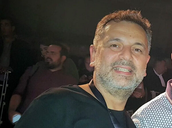 Ο Γιώργος Μάρκου, που αποχαιρετά η οικογένεια του MAD, σε στιγμιότυπο από εκδήλωση.