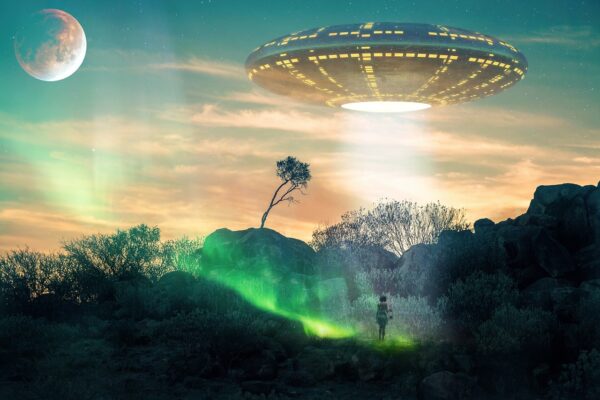 Απόρρητα έγγραφα για UFO: Ένα ιπτάμενο αντικείμενο εκπέμπει δέσμη φωτός σε ένα τοπίο με έναν άνθρωπο.