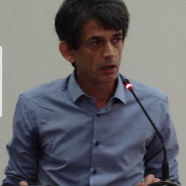 Ο Καρανίκας μιλάει σε εκδήλωση, συνεχίζοντας τις δημόσιες εμφανίσεις του και τις διαδρομές του.