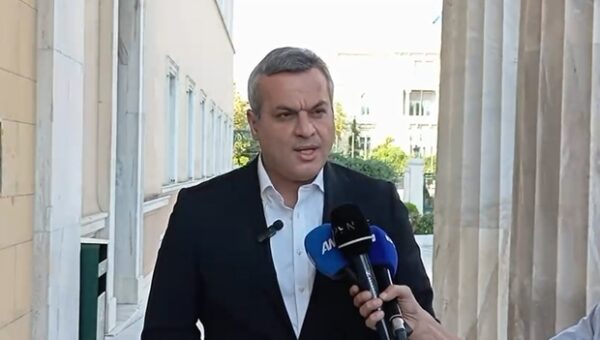 Ο Χάρης Μαμουλάκης μιλάει σε δημοσιογράφους για τις επιδοτήσεις χωρίς ζώα και έλεγχο.
