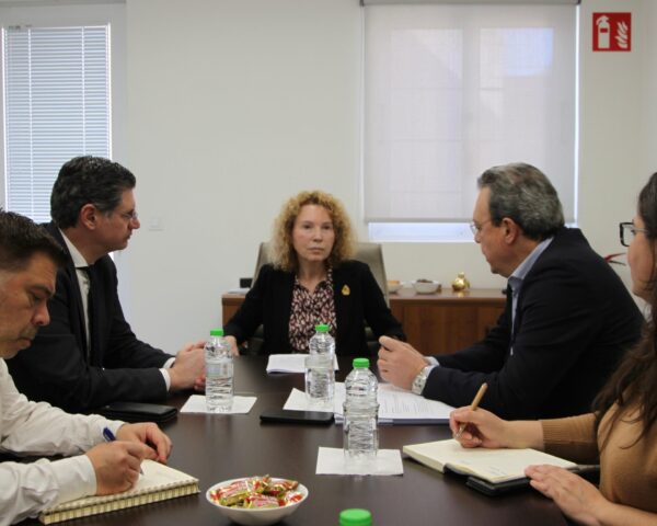 Σωκράτης Φάμελλος σε συνάντηση συζητά θέματα διαφάνειας και υγιούς ανταγωνισμού με συνεργάτες του.