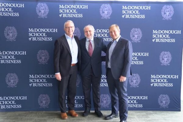 Ο κ. Σπύρος Ριζόπουλος με συνεργάτες στο Georgetown University για τη συνεργασία ΔΕΗ – Georgetown University.