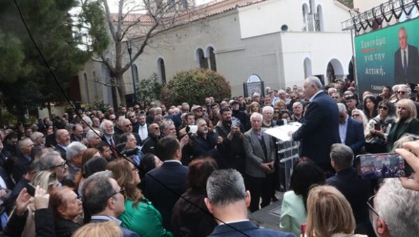 Ο Γ. Χατζηθεοδοσίου μιλάει σε συγκεντρωμένο πλήθος για μια Αττική πιο λειτουργική, πιο δίκαιη και πιο δυναμική.