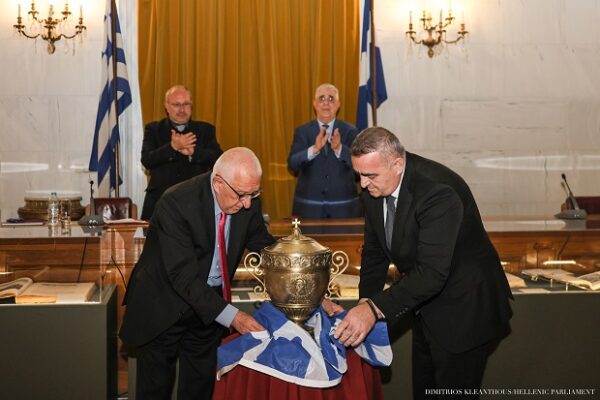Ο Πρόεδρος της Βουλής στα αποκαλυπτήρια ληκύθου προς τιμήν του στρατηγού Σπύρου Μήλιου, με τη σημαία.