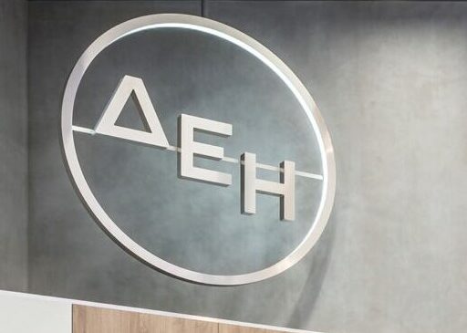 Λογότυπο ΔΕΗ σε κτίριο, σχετικό με τα οικονομικά αποτελέσματα του Ομίλου ΔΕΗ για το έτος 2025.