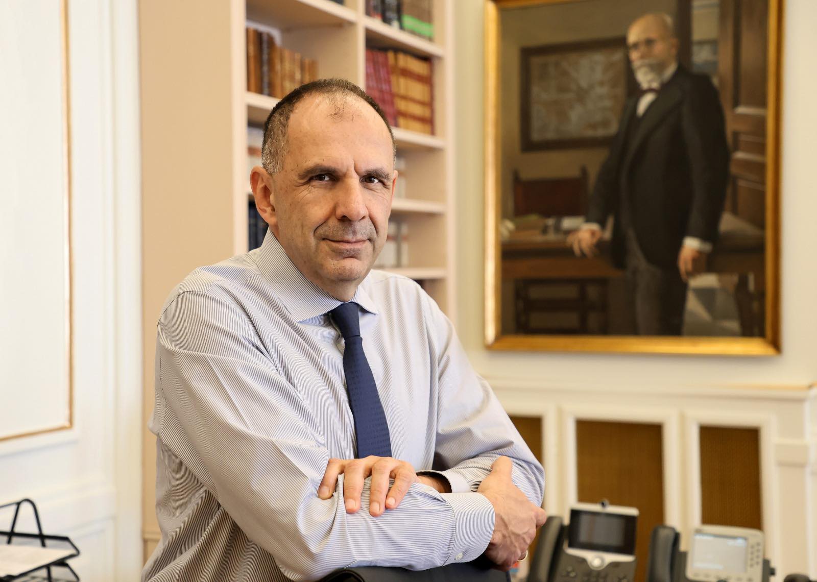 Οι «υψηλές γνωριμίες» του κ. Γεραπετρίτη και το ψηφιακό ξεγύμνωμα της ανικανότητας