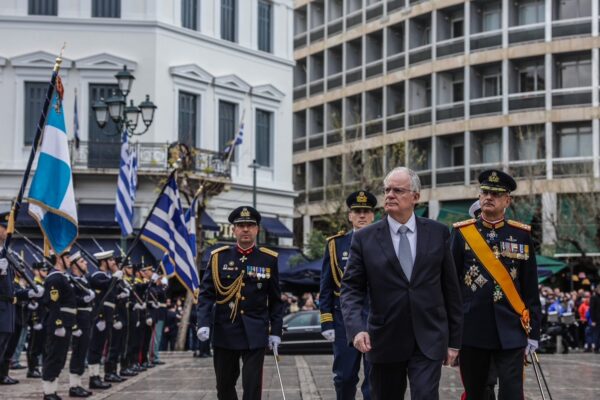Ο Κ. Τασούλας παρακολουθεί την παρέλαση της 25ης Μαρτίου, στέλνοντας μήνυμα ενότητας και ευθύνης.