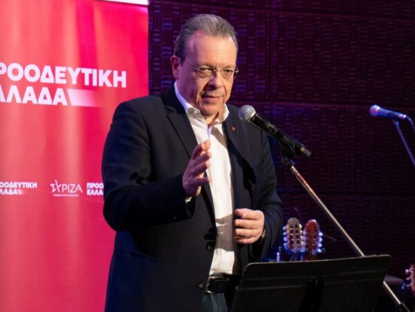 Σωκράτης Φάμελλος μιλάει σε εκδήλωση για κοινό προοδευτικό ψηφοδέλτιο, ζητώντας να φύγει η κυβέρνηση.